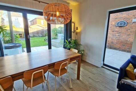 Dual Aspect Room