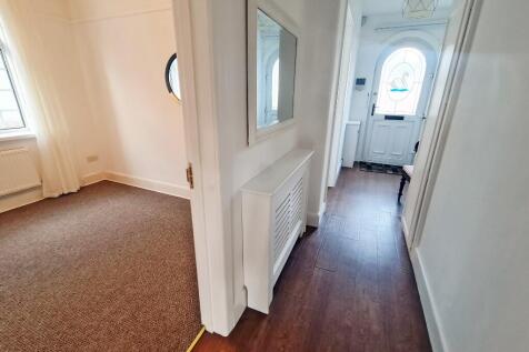 Hallway &amp; Bed&#39;rm 2