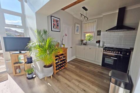 Kitchen to Br&#39;fst Rm