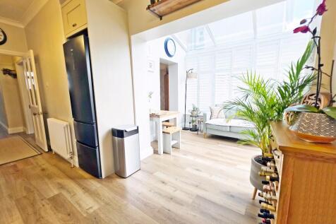 Kitchen to Br&#39;fst Rm