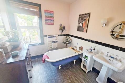 Spacious Bathroom