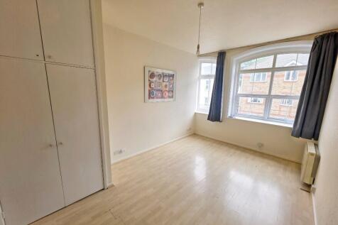 18ft5 Studio Room