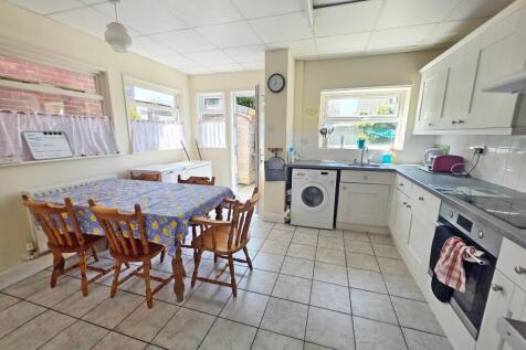4.4m x 4m Kitchen