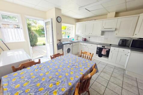 4.4m x 4m Kitchen