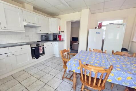 4.4m x 4m Kitchen