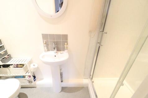 En suite shower r...