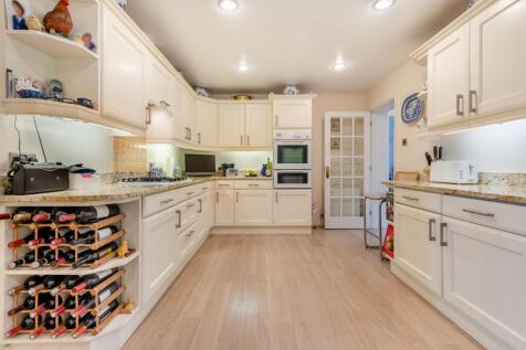 Kitchen/B&#39;fast Room