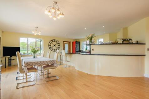 Kitchen/B&#39;fast Room