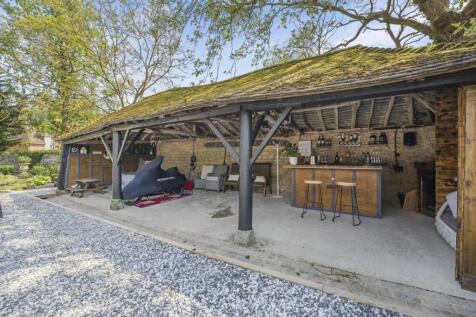 Store/Outdoor Bar