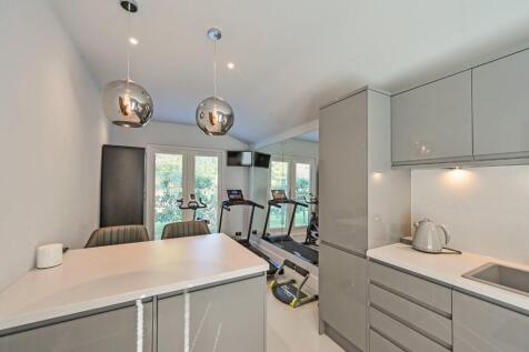 Outdoor Kitchen/Gym