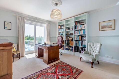 Bedroom / Study
