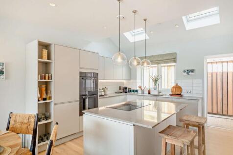 Kitchen &amp; Breakfast