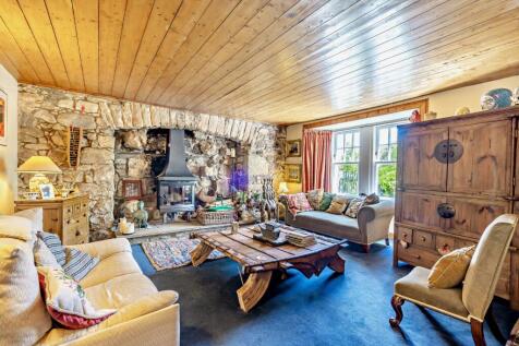 Lounge W/ Fireplace