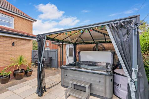 Hot Tub &amp; Pergola