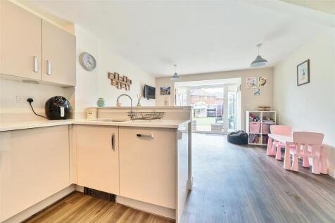 Kitchen/dining/family room