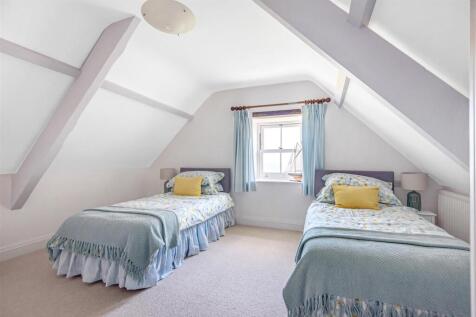 Bloomers Bedroom 2