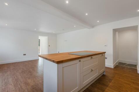 A32 - Barns &#64; Higher Court Barns, Littlehempston -