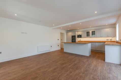 A33 - Barns &#64; Higher Court Barns, Littlehempston -