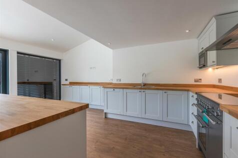 A18 - Barns &#64; Higher Court Barns, Littlehempston -
