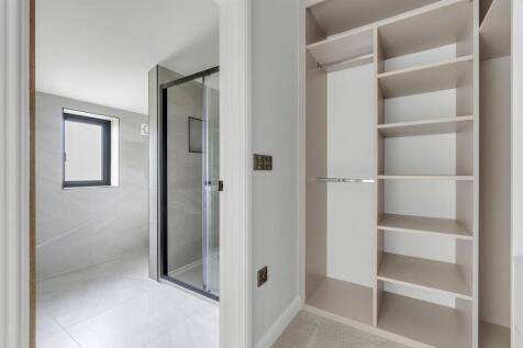 en suite, walking wardrobe