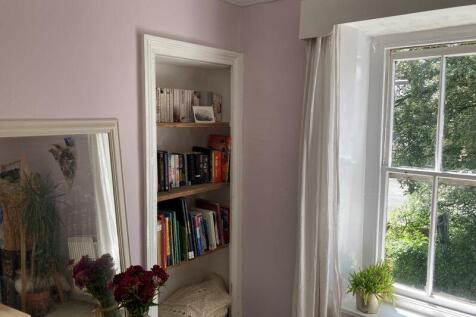 Bedroom to the front