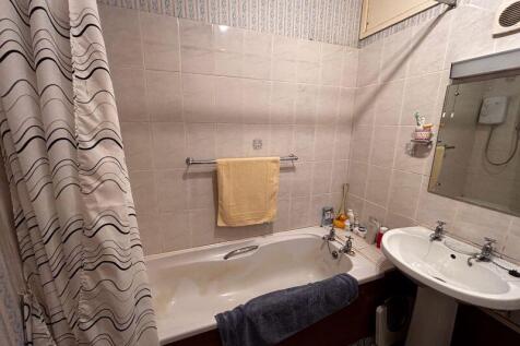 Flat 8 bathroom 