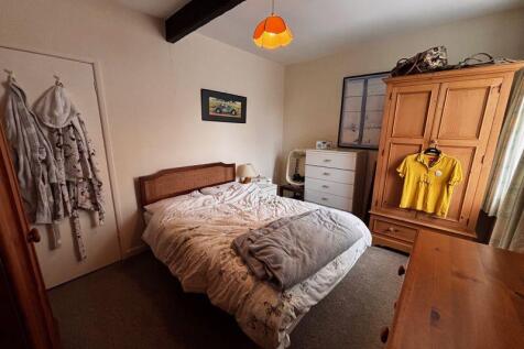 Flat 8 bedroom
