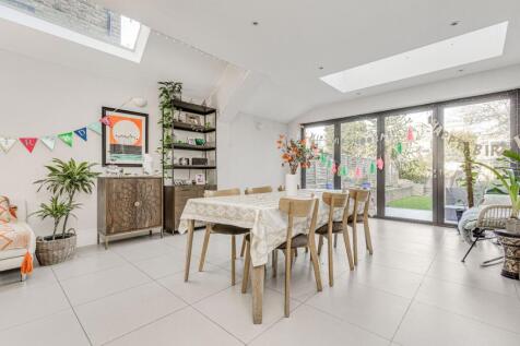 Kitchen/ Dining Area