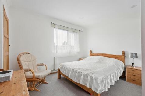 36 Balmoral Dr, Borehamwood WD6 2RD_010.jpg