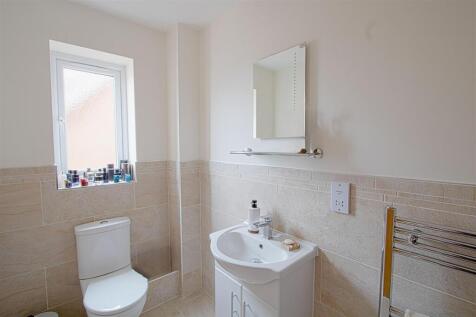 bed 2 ensuite  c.jpg