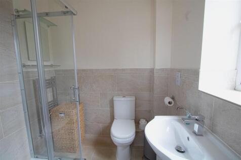 bed 3 ensuite.jpg