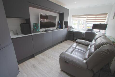 FAMILY ROOM.jpg