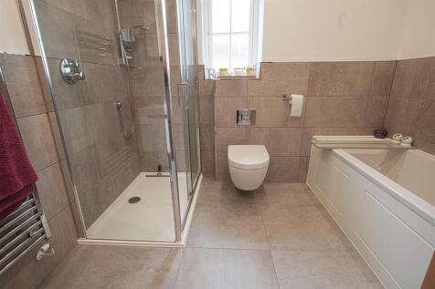 FAMILY BATHROOM .jpg