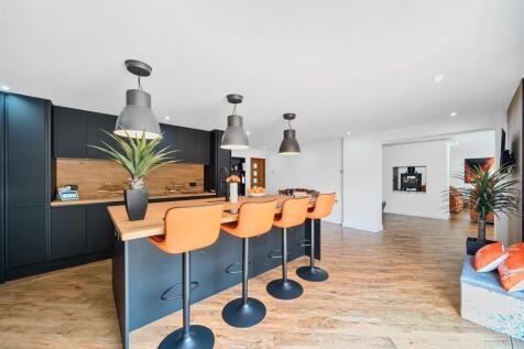 MAIN KITCHEN