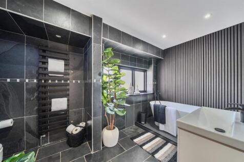 FAMILY  BATHROOM