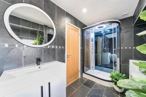 FAMILY  BATHROOM