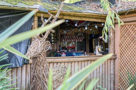 OUTDOOR LOG CABIN / BAR