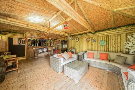 OUTDOOR LOG CABIN / BAR