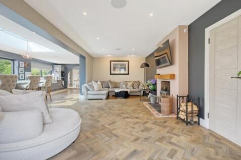 KITCHEN FAMILY ROOM