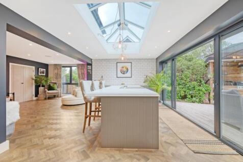 KITCHEN FAMILY ROOM