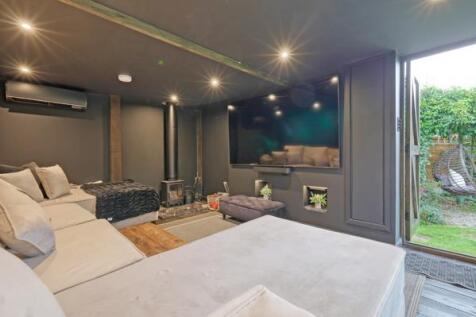 DETACHED CINEMA ROOM