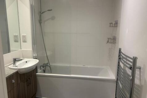 bathroom 4 aston House.JPG