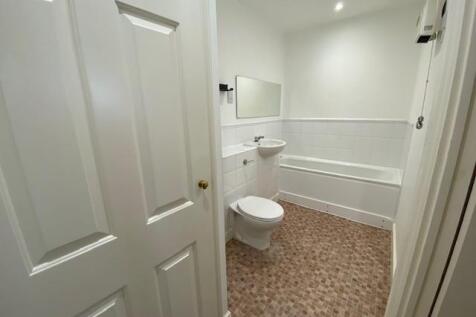 41 Edith Cavel Way - bathroom.jpg