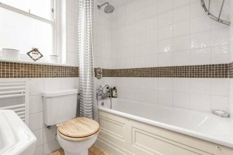 Gladstone Court - Family Bathroom