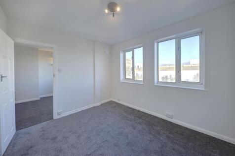 flat 32 coleman court 1567 bed.jpg