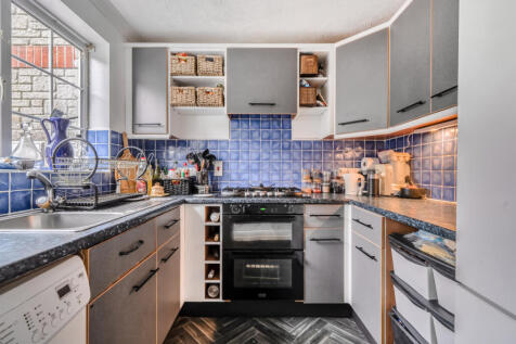 1372059-10-68f8f8...