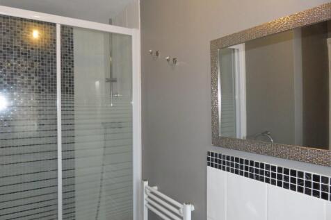 EN-SUITE SHOWER ROOM