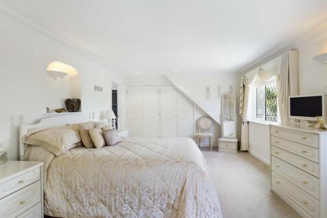 Bedroom 1.jpg