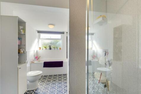 Main bathroom.jpg