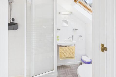 First Floor En-Suite.